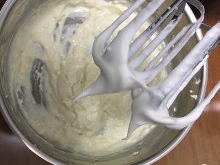 7、果酱奶酪蛋糕,奶酪糊也用打蛋器低速搅拌均匀。