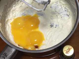 8、果酱奶酪蛋糕,加入蛋黄和香草精，继续搅拌均匀。