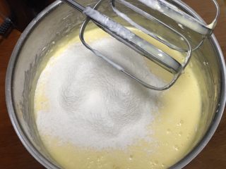 9、果酱奶酪蛋糕,过筛低筋粉。