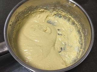 10、果酱奶酪蛋糕,继续搅拌均匀。