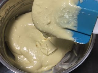 11、果酱奶酪蛋糕,再用刮刀翻拌均匀。