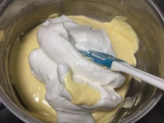 12、果酱奶酪蛋糕,取三分之一的蛋白进蛋黄糊中。