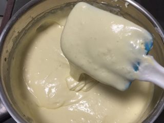 13、果酱奶酪蛋糕,用翻拌的手法翻拌均匀。