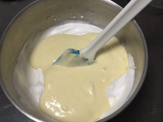 14、果酱奶酪蛋糕,翻拌好的蛋糕糊倒回蛋白中。