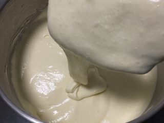 15、果酱奶酪蛋糕,继续翻拌50次左右，浓稠的蛋糕糊就完成了。