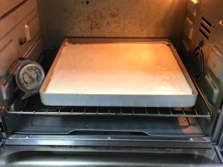 17、果酱奶酪蛋糕,烤箱预热至150度，金盘送入烤箱烤制20分钟。