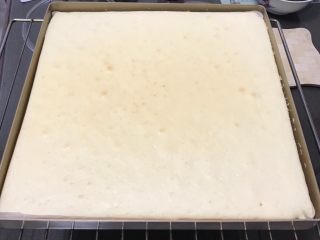 18、果酱奶酪蛋糕,烤完拿出倒扣。