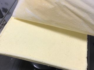 19、果酱奶酪蛋糕,掀掉烤盘纸冷却。