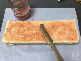 20、果酱奶酪蛋糕,蛋糕切成三片，抹上薄薄的一层草莓果酱。