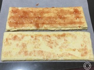 22、果酱奶酪蛋糕,再铺上草莓果酱。