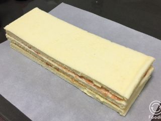 23、果酱奶酪蛋糕,再覆盖一片。