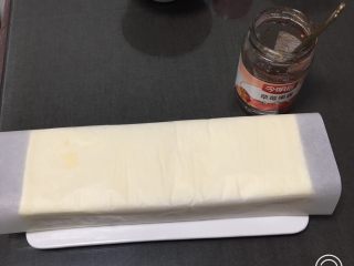 24、果酱奶酪蛋糕,放入冰箱冷藏过夜。