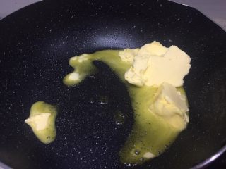 3、花生糖牛扎糖,准备一个不粘锅，黄油放入