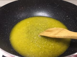 4、花生糖牛扎糖,小火软化成这样。