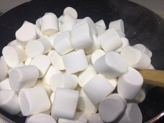 5、花生糖牛扎糖,将棉花糖倒入锅中