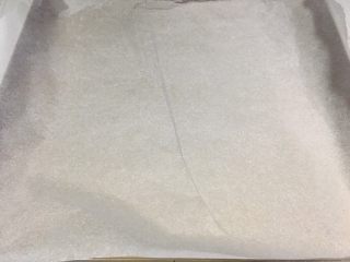 9、花生糖牛扎糖,在烤盘里放一张油纸