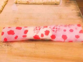 15、花生糖牛扎糖,将包装纸卷起来