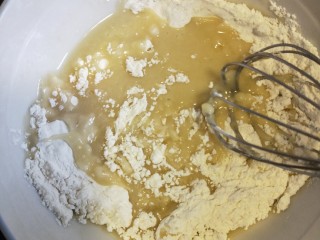 1、古早味蛋糕,油加热到烫手筛入低粉