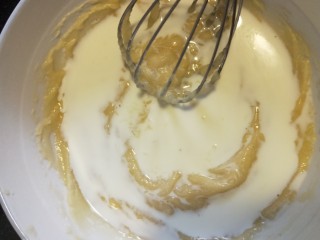 2、古早味蛋糕,加入牛奶搅拌均匀