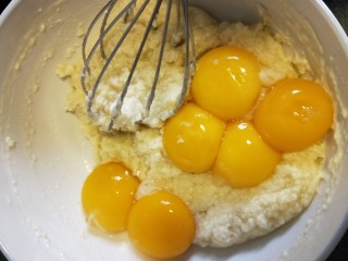3、古早味蛋糕,加入蛋黄