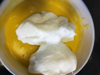 4、古早味蛋糕,蛋白打发至湿性发泡，取三分之一的蛋白到蛋黄糊中搅拌均匀