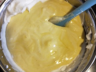 5、古早味蛋糕,将搅拌好的蛋黄糊倒进蛋白中搅拌均匀