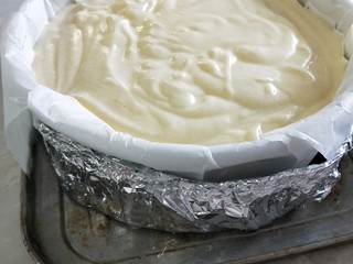 6、古早味蛋糕,模具内包烘焙纸 外包锡纸水浴法 烤箱145° 85分钟