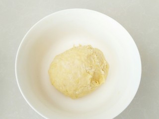 2、鸡蛋小布利,搅拌至干粉的状态。