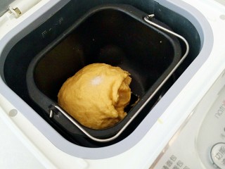 4、鸡蛋小布利,揉面15分钟左右，投入盐，橄榄油，继续揉面。