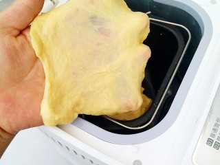5、鸡蛋小布利,揉至面团出膜。