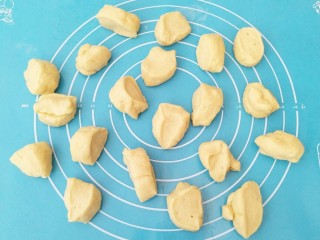 8、鸡蛋小布利,取出排气，分割成等量的剂子。