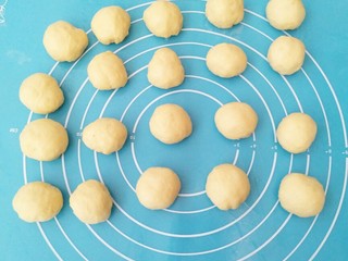 9、鸡蛋小布利,剂子收圆，盖上保鲜膜醒发10分钟。