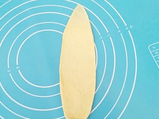 10、鸡蛋小布利,取一个剂子擀成长蛇状。