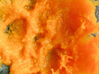 3、南瓜芝麻饼,取100g老南瓜压成泥