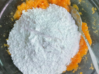 4、南瓜芝麻饼,加入糯米粉