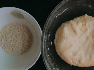 6、南瓜芝麻饼,准备好白芝麻