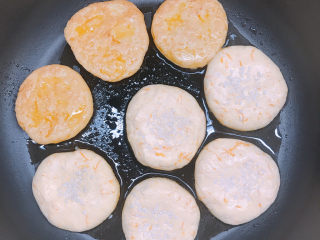 10、南瓜芝麻饼,煎黄后翻面继续小火煎