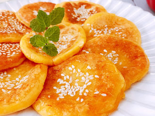 13、南瓜芝麻饼,装盘用薄荷叶装饰一下