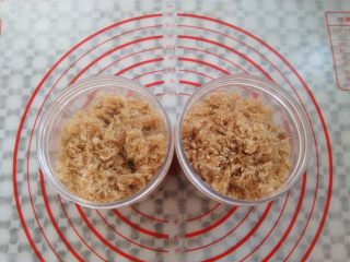 12、自制肉松（面包机版）,肉松炒好以后取出放凉了装到密封的容器里