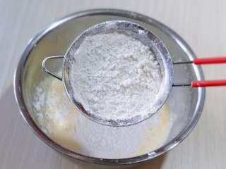 4、8寸红丝绒戚风蛋糕,筛入面粉,用硅胶铲翻拌均匀,看不到干粉。