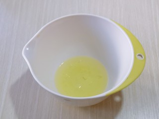 7、8寸红丝绒戚风蛋糕,蛋白打发,往蛋白里加入柠檬汁(白醋也可以)电动打蛋器将蛋白高速打发至呈现鱼眼泡。 加入三分之糖,继续高速打发,蛋清泡消失,细腻时再加入三分之一的糖,继续打发。