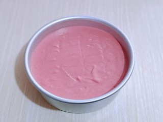 12、8寸红丝绒戚风蛋糕,拌好的蛋糕糊,细腻光滑,饱满,倒入蛋糕模具中。