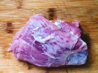 1、猪肉脯-零食、年货,买来猪里脊肉，清洗干净。