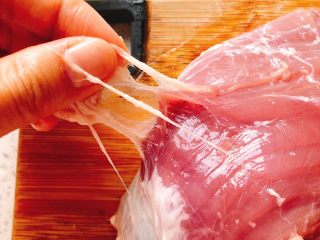 2、猪肉脯-零食、年货,撕掉表层的膜。