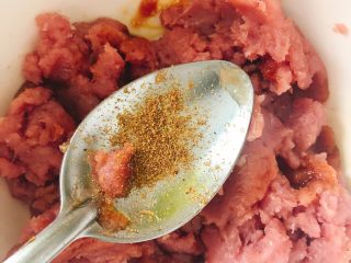 8、猪肉脯-零食、年货,加入少许孜然粉。