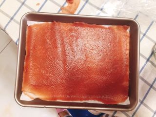 13、猪肉脯-零食、年货,拿掉保鲜膜，将超出烤纸部分的肉泥拨除，把铺有肉泥的烤纸放入烤盘。
