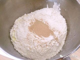 1、香葱芝士肉松包,厨师机里放入面包粉、低粉、鸡蛋、淡奶油、白糖、牛奶、酵母、盐