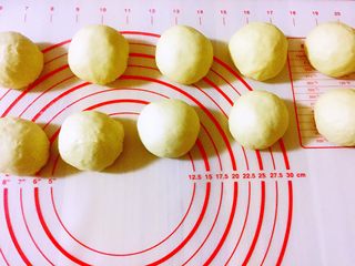 5、香葱芝士肉松包,稍揉排气分成10等份盖上保鲜膜松弛15分钟