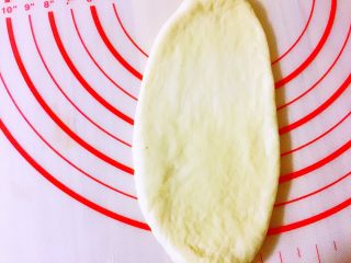 6、香葱芝士肉松包,擀成牛舌状