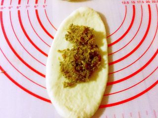 7、香葱芝士肉松包,放上肉松及沙拉酱